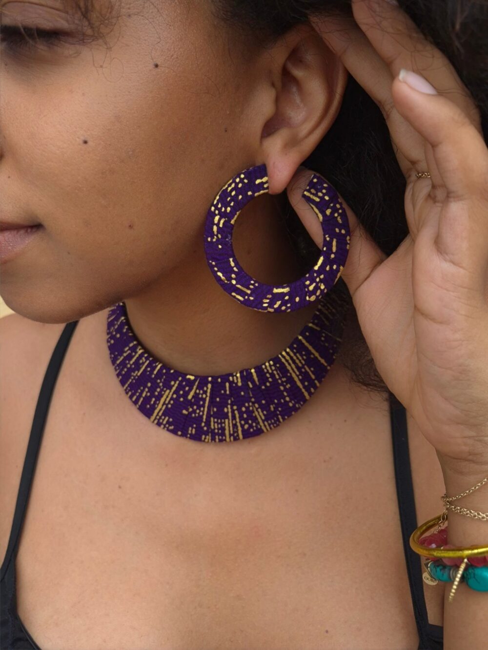 Senia mauve flat hoop earrings - Image 3