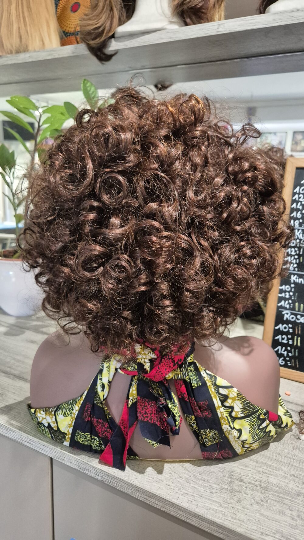 Perruque Bouncy curl coloré 10 pouces avec frange – Image 3