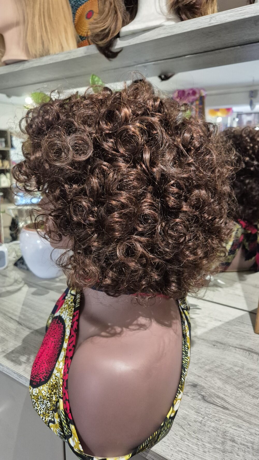 Perruque Bouncy curl coloré 10 pouces avec frange – Image 2
