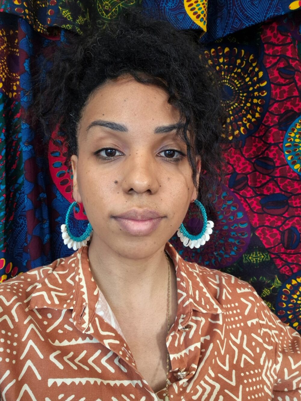 Cowries colored hoop earrings