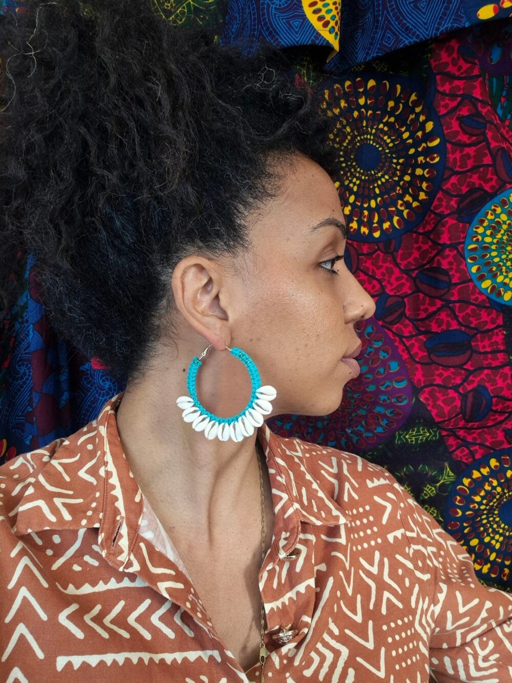 Cowries colored hoop earrings - Image 2