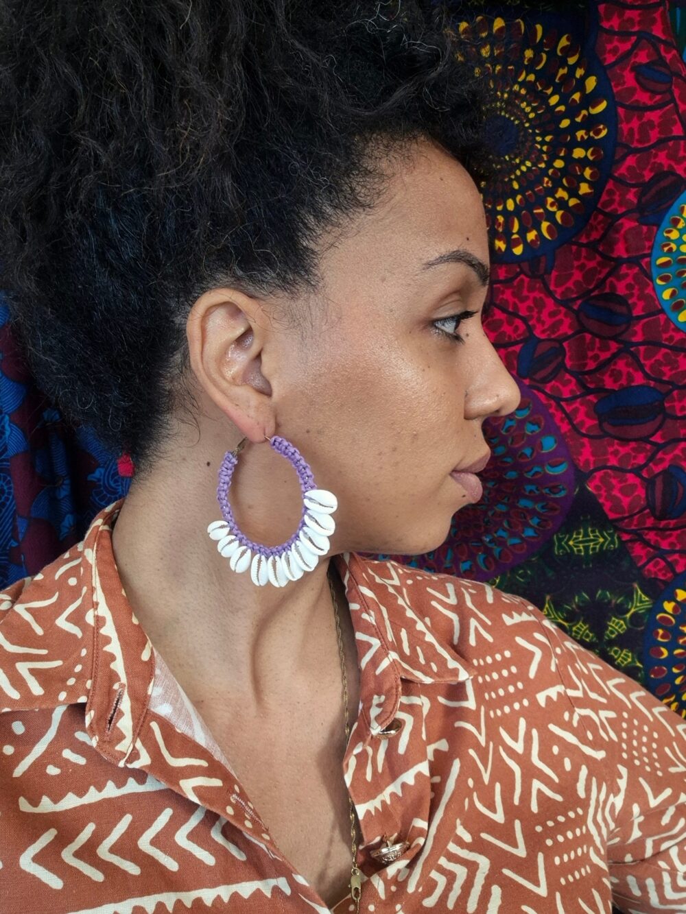 Cowries colored hoop earrings - Image 4