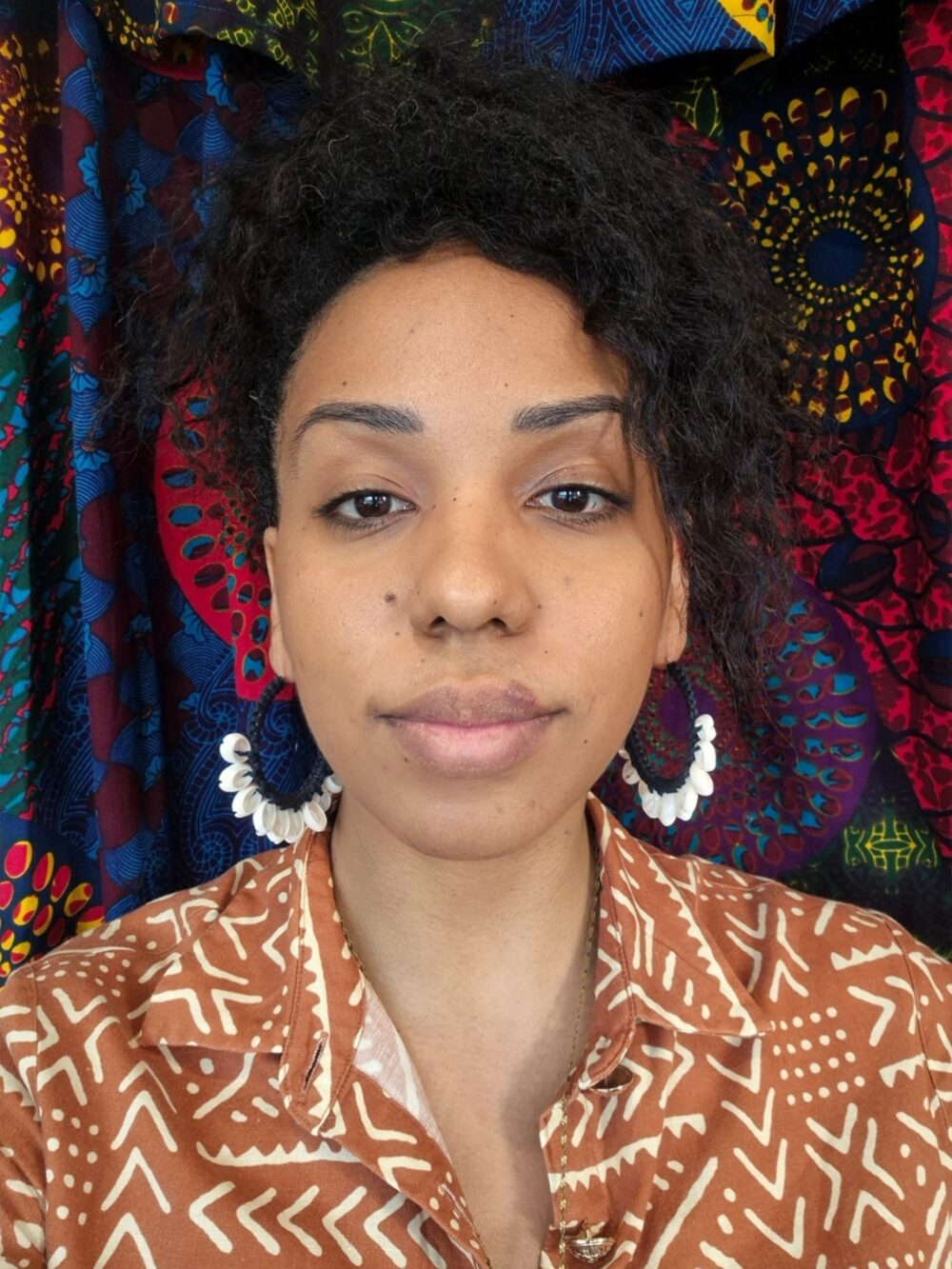 Cowries colored hoop earrings - Image 5