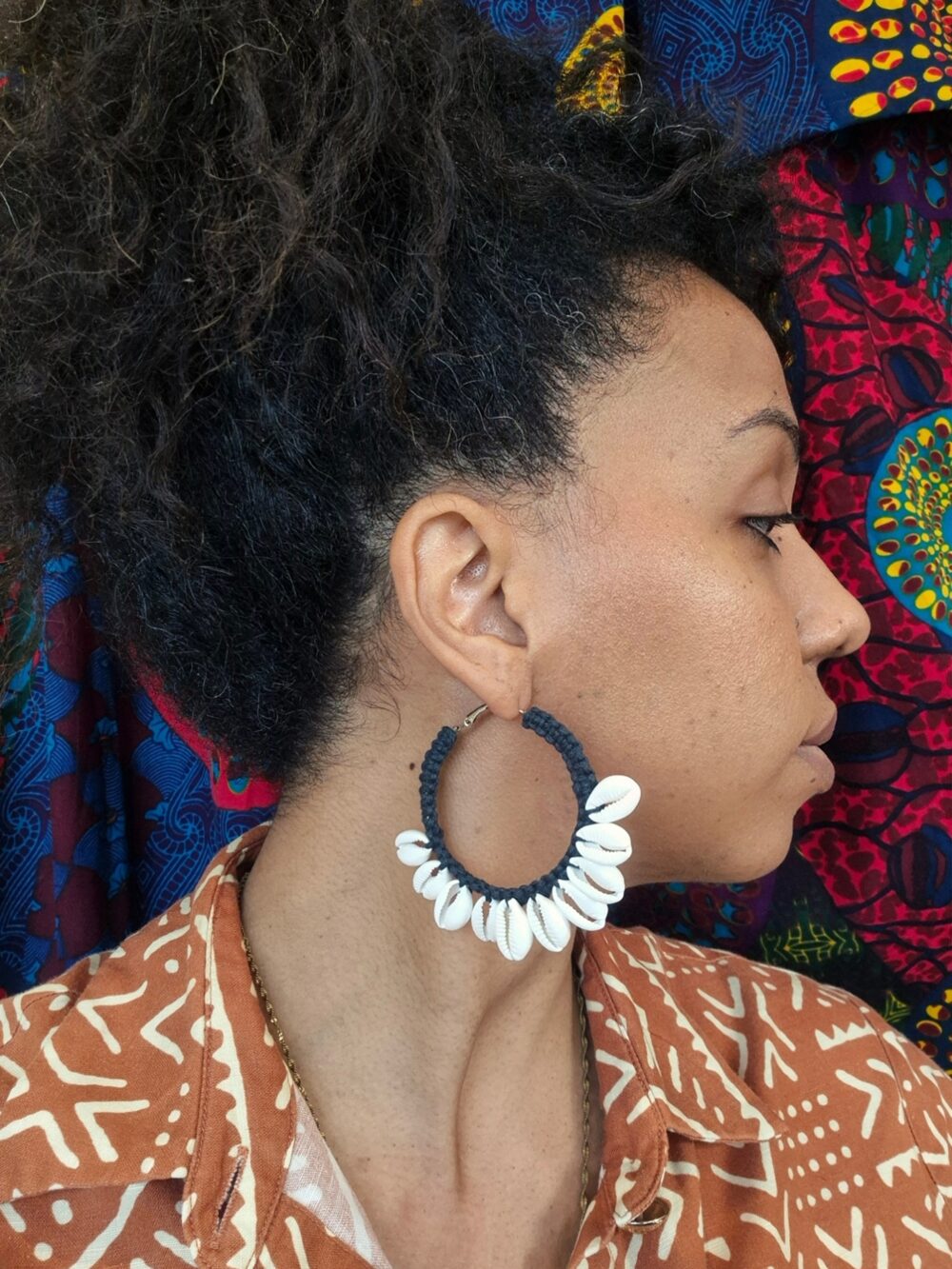 Cowries colored hoop earrings - Image 6