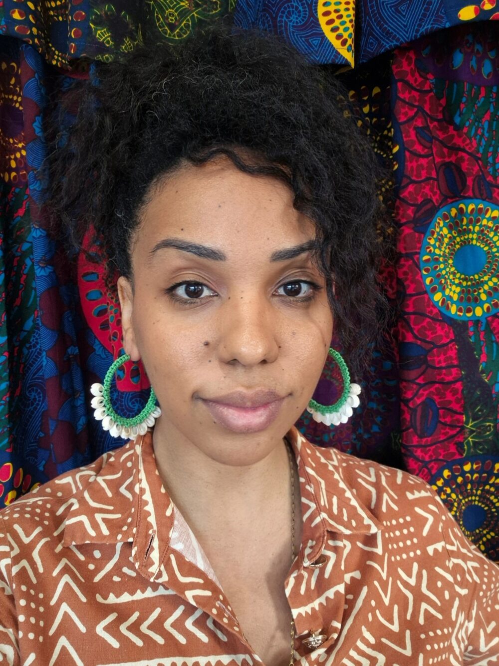 Cowries colored hoop earrings - Image 11