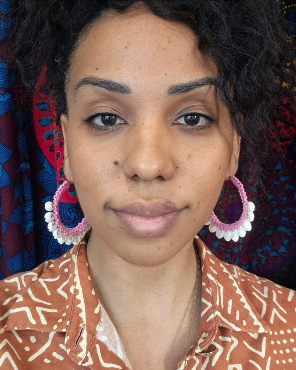Cowries colored hoop earrings - Image 9