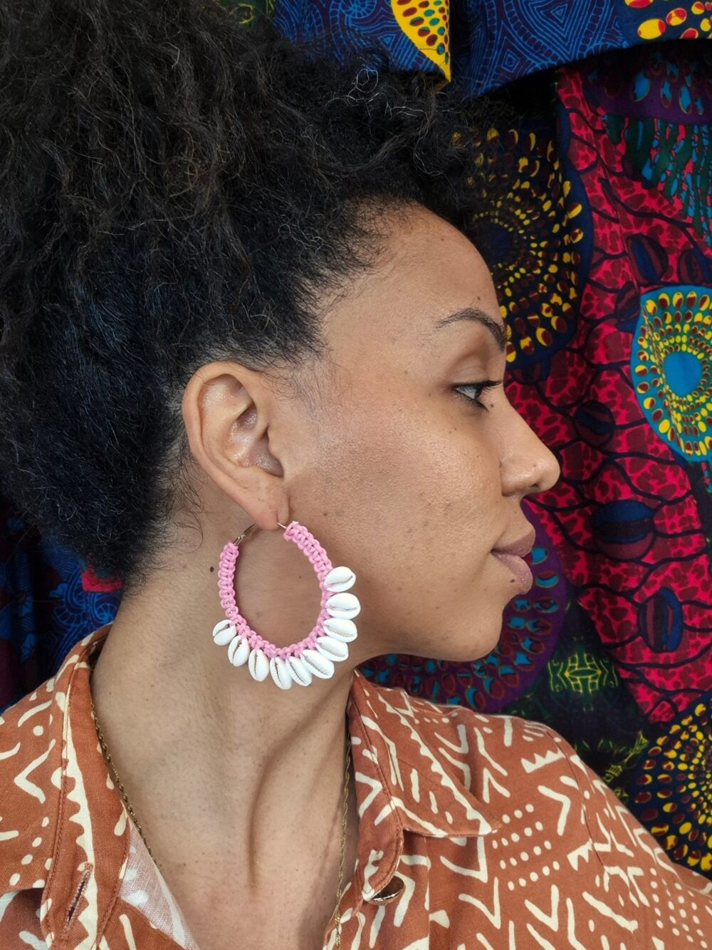 Cowries colored hoop earrings - Image 10