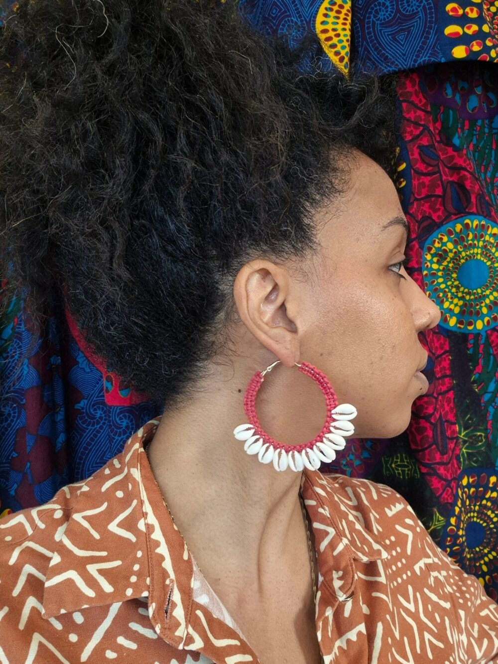 Cowries colored hoop earrings - Image 8