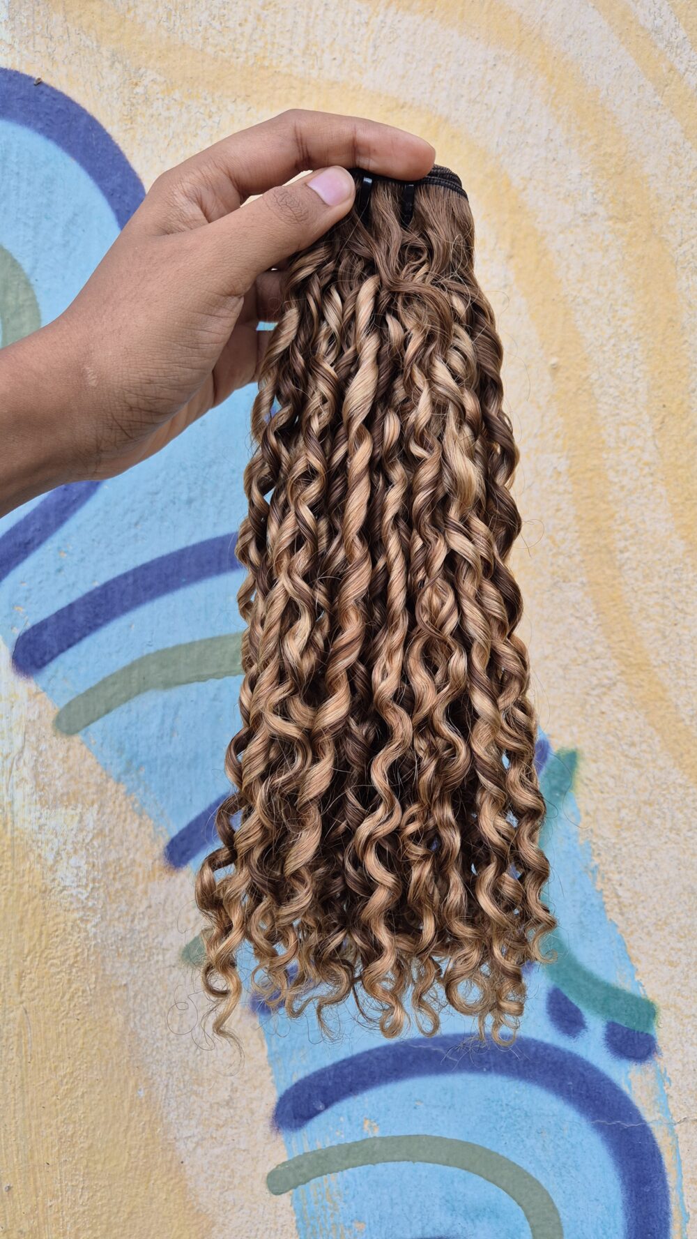 Highlighted blond Pixel curl bundle